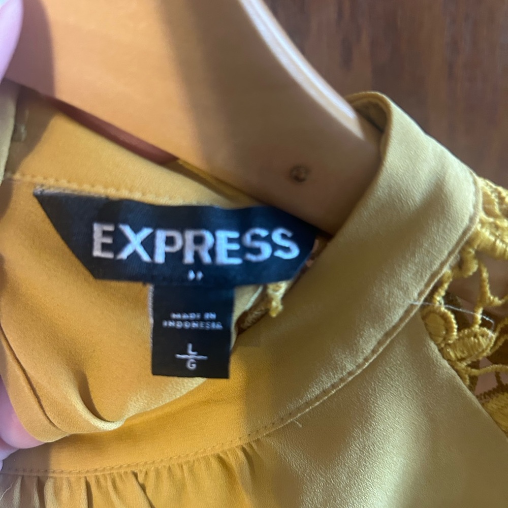Express Yellow Sleeveless Blouse with Lace Accent - Picture 4 of 5